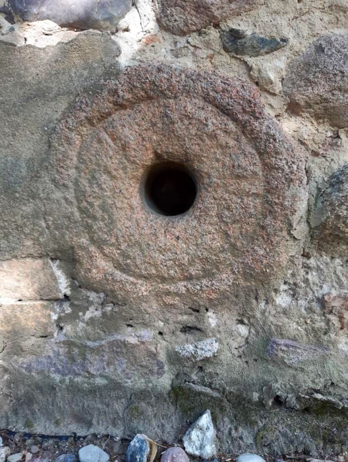 Mahlstein neben der Tür
